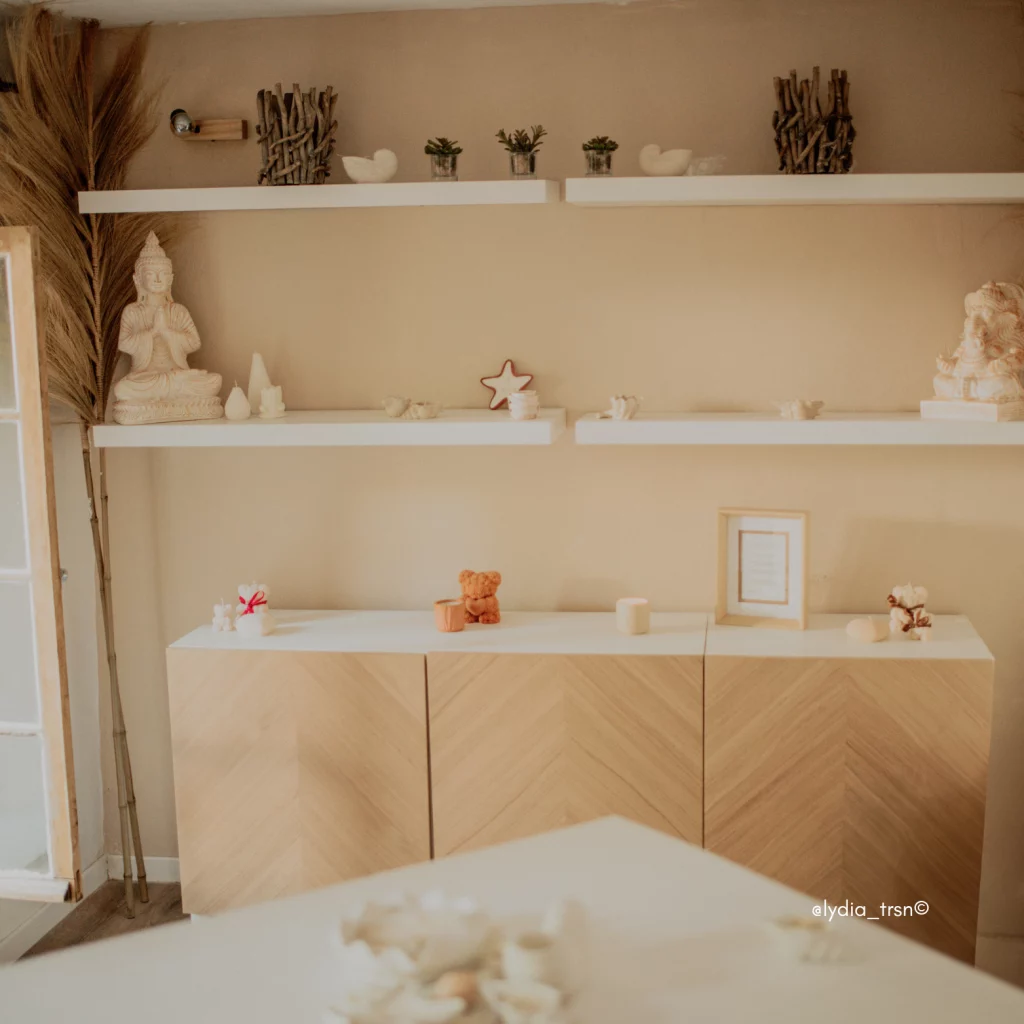 Atelier Alliance Spirituelle dans les Cévennes. Bougies, bijoux et objets décoratifs en résine Jesmonite.
