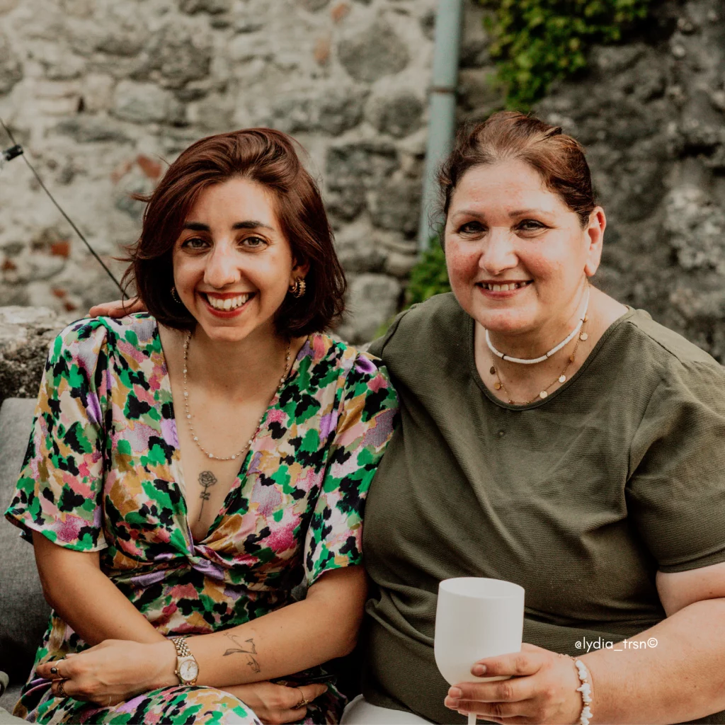 Béatrice et Mélissa, fondatrice de l'atelier Alliance Spirituelle. Atelier de fabrication de bougies, bijoux et objets décoratifs en résine dans les Cévennes.
