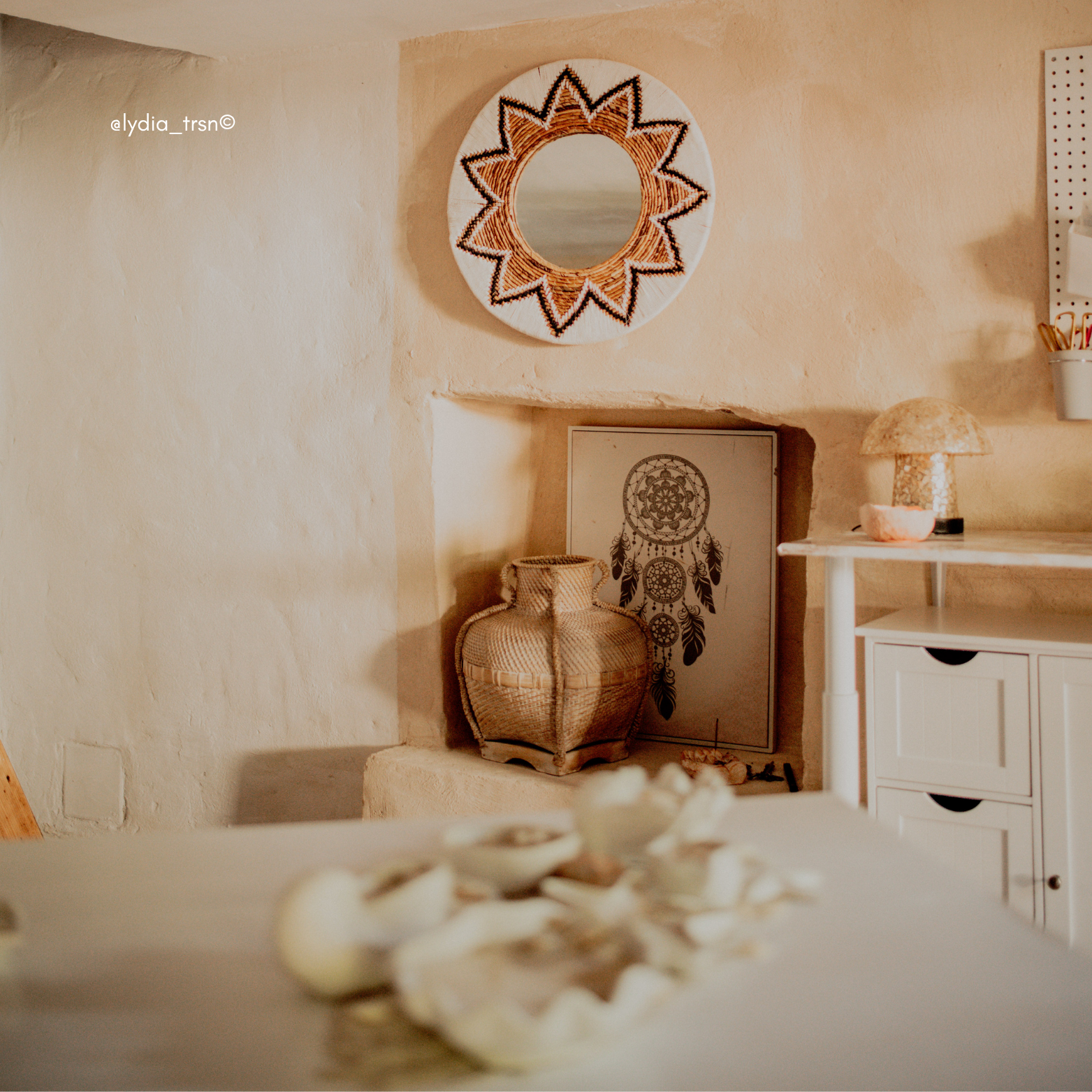 Objets décoratifs fabriqués en résine Jesmonite dans les Cévennes. Atelier Alliance Spirituelle