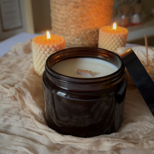 BOUGIE EN VERRE AMBRÉ PARFUMÉE